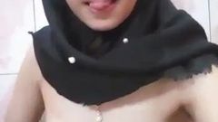 Melly masturbarse en la ducha - chica musulmana indonesia (negro)