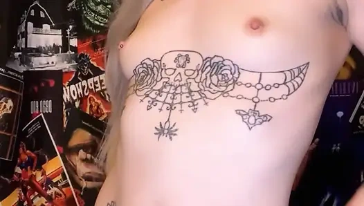 Utangaç dövmeli sarışın gotik sürtük vücudunu gösteriyor ve merhaba diyor