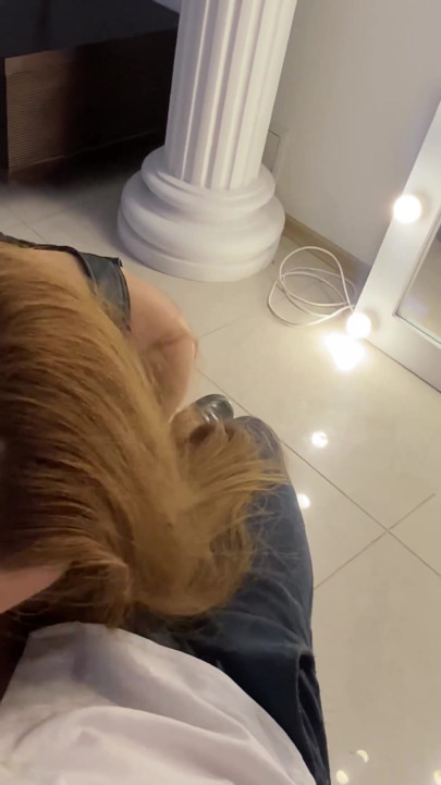 가죽 끈을 묶고 걷는 동안, 창녀는 주인에게 깊고 슬로블한 오럴을 주었습니다. | 클립 1