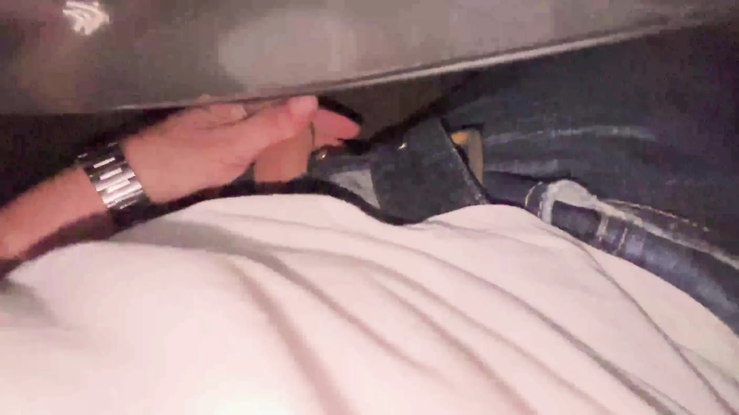 V noci šukám své auto vedle veřejné silnice