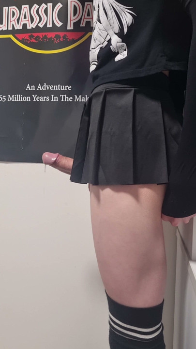 cummin hard in a short skirt :3