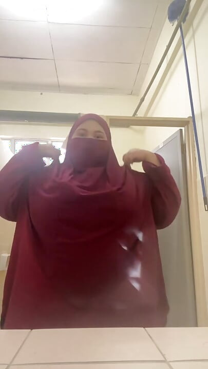 Ustazah nakal di toilet