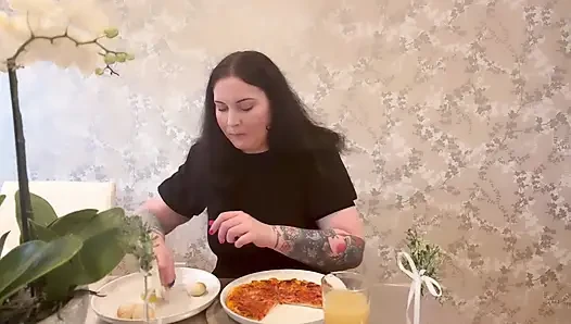 Bayan ffw peynirli pizza ve hamur köftesi yiyor
