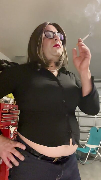 Dikke rokende crossdresser