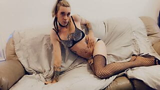 Une trans sexy exhibe son cul en lingerie