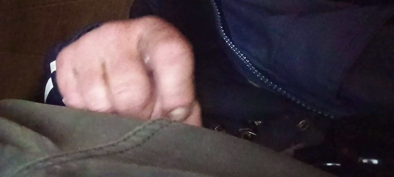 Porno izliyorum ve izlemekten zevk alan bayanlar için okşuyor