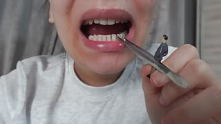 La mia sorellastra gigantessa gioca da dentista con il piccolo fratellastro,