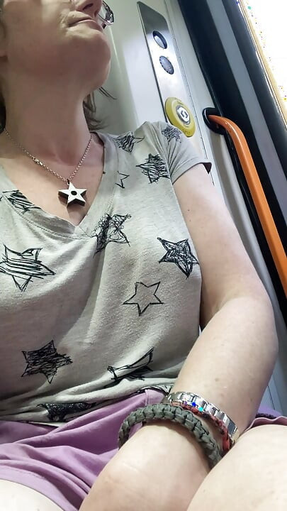 내 손가락 냄새를 맡게 만드는 수송에서 즐기는 보지 N Pubes!