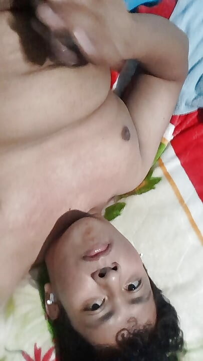 나는 내 입에 바로 사정하고 내 정액을 삼켜.