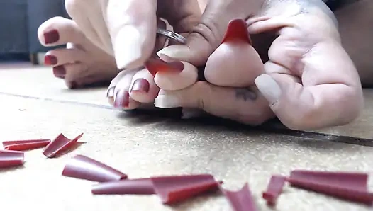 Memotong kuku panjang