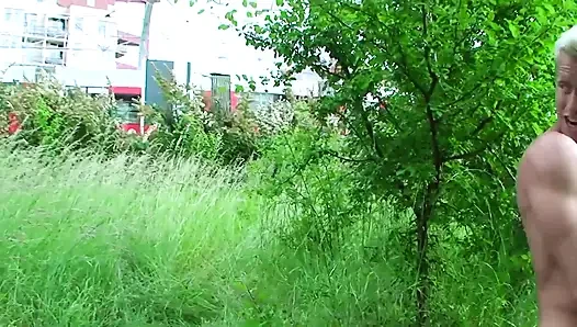 Meine sexy geile freundin mag ihre heiße haarige muschi im freien und in der Öffentlichkeit von meinem großen schwanz gefickt werden