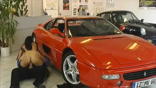 Cewek semok latina lagi asik nyepong kontol besar di ferrari dan pantatnya dicambuk gaya doggy!