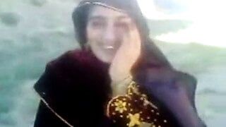 Chica india en hijab follada al aire libre