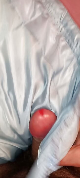 그녀의 파란색 패딩코트 안감에 박기