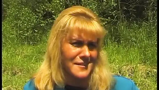 Волосатая зрелая блондинка приятно провлекается на улице