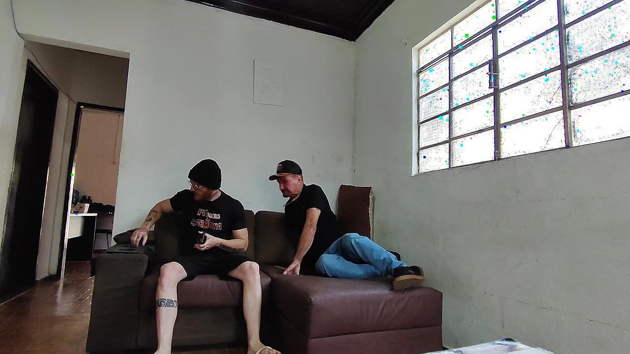 Carmona i Carlos Urach masturbiraju zajedno