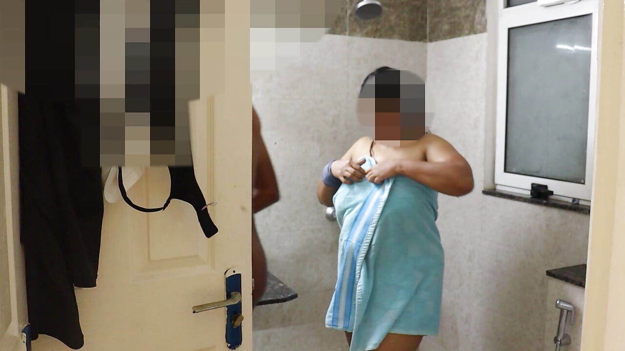 Sexy bhabhi devar ne towel ke bahane pata liya uske baad kiya shower sex by desivibe