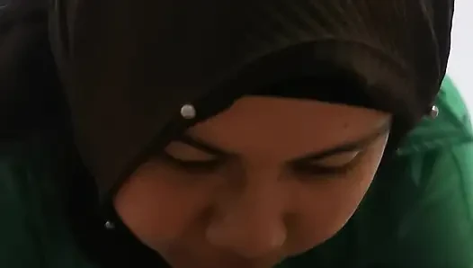 Guru wanita itu bersama, jadi dia bergegas pulang untuk mencari pacarnya.