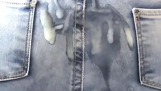 Ich bekomme große cumshots in meine behaarte muschi und in meinen arsch mit meiner jeans an