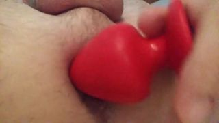 Roter Buttplug weit offen 3