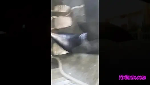 Erkek delisi yüksek topuklu çizmeler ve siyah bale daireleri içinde bravo'sunu sürüyor ve canlandırıyor