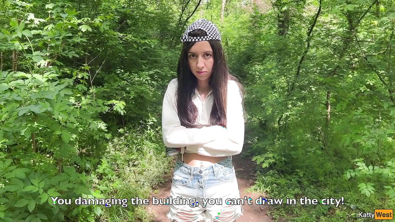 จับได้ว่าสาววาดรูปกราฟฟิตีและเย็ดเธอในป่า - แตกในกางเกงใน
