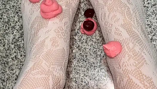 Spiel mit einer schlagsahne mit meinen beinen in weißen strümpfen