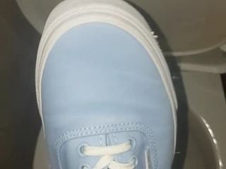 Éjacule sur la chaussure de mon amie Vans