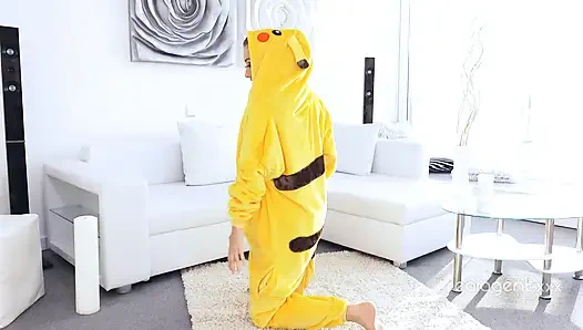 Симпатичная любимая ямпами Empera любит косплей различных персонажей, и она выбрала Пикачу на этот раз