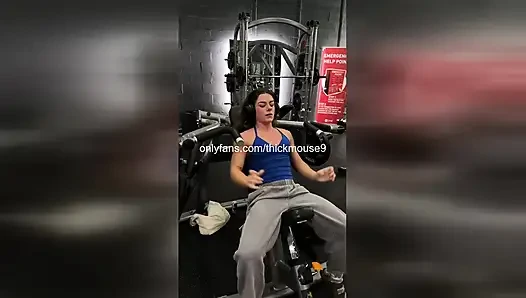 Ups at gym: nggak sengaja nggak sengaja mengekspos memek gadis ini waktu lagi olahraga!