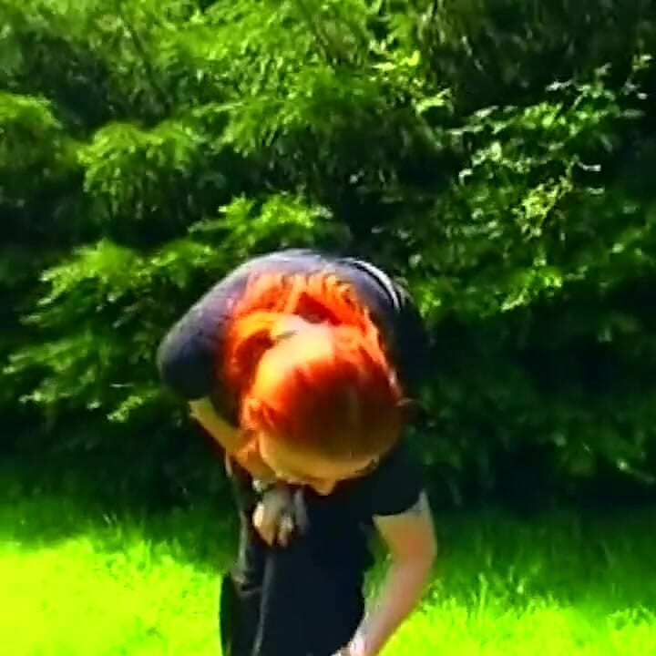 Pelirroja chupa palpitante polla al aire libre y goteando coño con los dedos