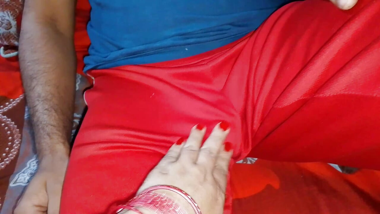 สาวอินเดียวัยใส Desi ยั่วยวน devar โดยอวดหุ่นเซ็กซี่ของเธอ - ในชุดส่าหรีสีแดง