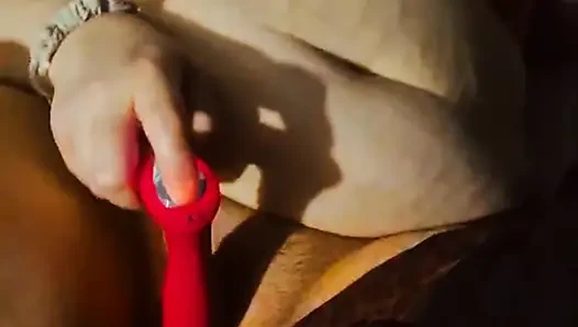 Stacybbwx si cewek super semok lagi asik muasin memeknya pakai dildo warna pink sampai dicrot di dalam