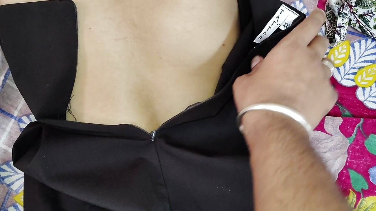 Fată indiancă desi sexy desi de la țară futută în pizdă strâmtă, indiancă desi frumoasă locală, prima dată futută în pizdă strâmtă cu pulă neagră hindi