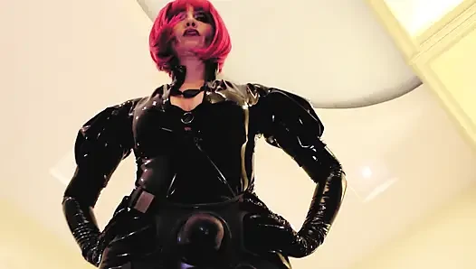 Lateks fetish strapon. Nyonya eva lateks solo milf rambut pink