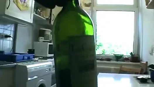 Sarışın amatör yarağı gırtlağına kadar alıyor ve sonra amcığını şişeliyor