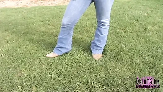 Heißes cowgirl zieht sich in iowa aus