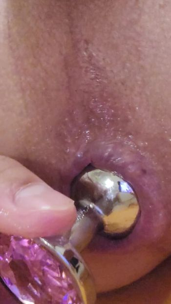Un plug anal presque coincé dans mon cul