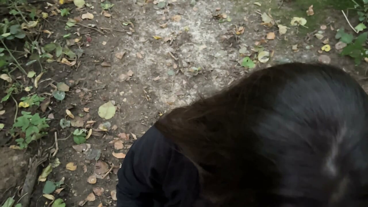 Sexo extremo en el bosque: con una jovencita con grandes pechos.