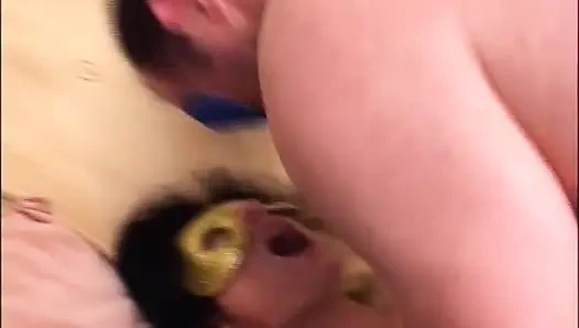 Dünne reife maskierte MILF mit kleinen titten gefickt und von großem amateur-schwanz in den mund gespritzt