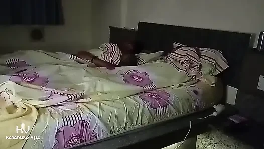 Жена будит своего мужа в любительском видео