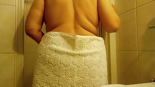 Prava zrela žena pod tušem - meki stomak i prirodne obline