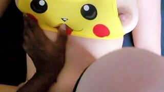 Menina francesa gostosa fazendo cosplay de pikachu sendo martelada