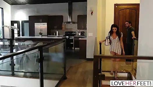 Sıkı amcıklı seksi orta yaşlı seksi kadın Silvia Saige ibadetten sonra sert sikiliyor