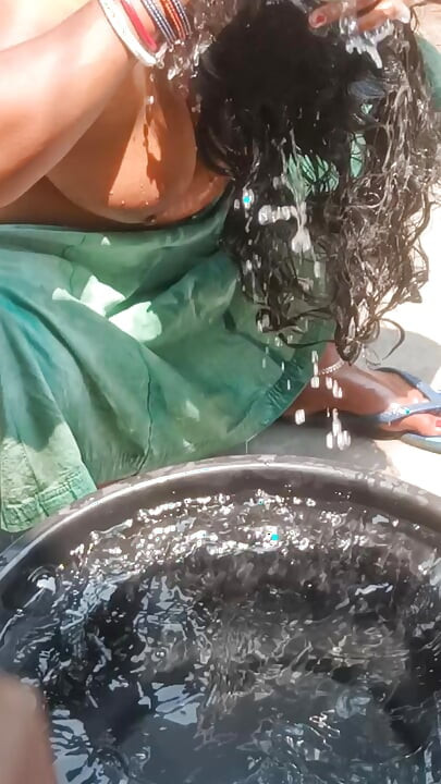 Nahati hui bhabhi ne bde bde chuche dikhai