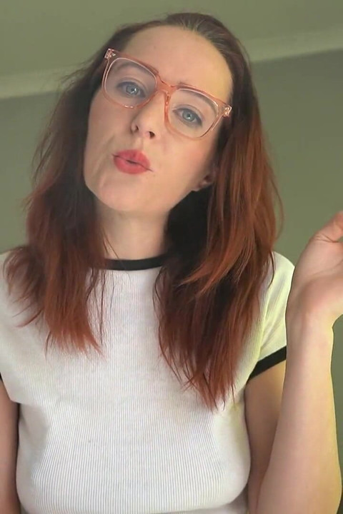 Fată sexy care fumează în bluză albă strâmtă