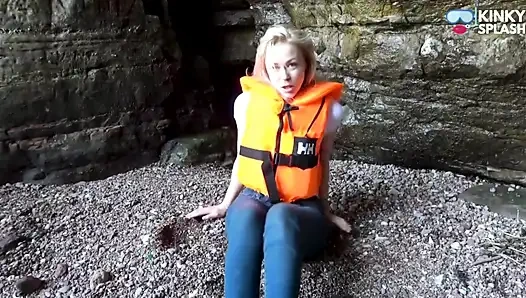 Lifejacket dan jeans di pantai