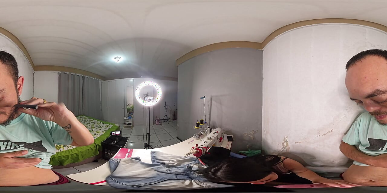 Naaister wordt opgewonden door klant in ondergoed