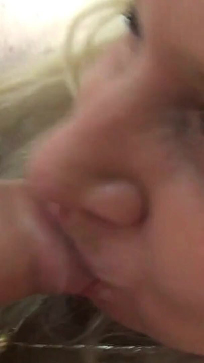 Momento poderoso de "Primeiro mini gangbang para grandona milf"