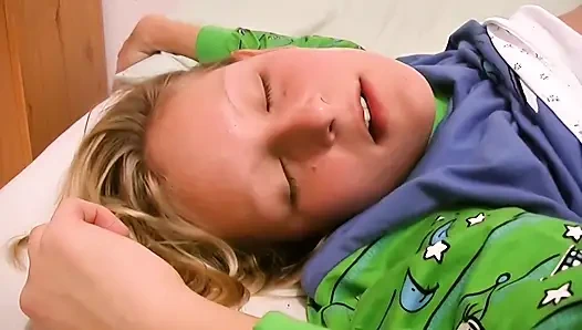 Страсть паренька - молодая немецкая пара делит сладкие и интенсивные интимные моменты